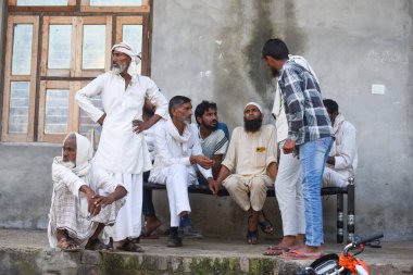 GURUGRAM INDIA EPTEMBER 19 Eylül 2024 İnsanlar Gurugram Hindistan yakınlarındaki 19 Eylül 2024 'te Mewat' ın Chandeni köyünde yapılacak montaj seçimi için tartışıyorlar. Fotoğraf: Parveen Kumar Hindustan Times