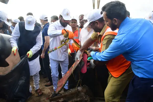 stock image MUMBAI INDIA SEPTEMBER 19 2024 Maharashtra CM Eknath Shinde along with BMC staff and volunteers from different organisations during the Beach clean up drive a day after immersion of the idols of Lord Ganesha during Ganesh Chaturthi at Girgaon Chowpat