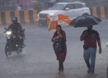 MUMBAI INDIA 24 Temmuz 2023 'te CSMT' de 24 Haziran 2023 'te Mumbai Hindistan' da yağmurla ilgilenen insanlar hava durumu bürosu Mumbai ve Thane için sarı alarm verdi.