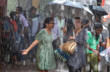 MUMBAI INDIA 24 Temmuz 2023 Dadar 'da 24 Haziran 2023 İnsanlar Mumbai Hindistan' da yoğun yağmurdan geçerken Hava Durumu Ofisi Mumbai ve Thane için sarı alarm verdi.