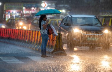 MUMBAI INDIA 24 Temmuz 2023 Parel 'de 24 Haziran 2023 tarihinde şiddetli yağmurdan geçen insanlar Mumbai Hindistan' da hava durumu bürosu Mumbai ve Thane için sarı alarm verdi.