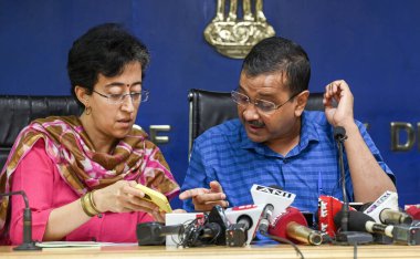YENİ DELHI INDIA 10 Temmuz 2023 Delhi Genel Sekreteri Arvind Kejriwal ve Delhi kabine bakanı Atishi Marlena Delhi 'deki acil toplantı sonrasında Delhi Yağmuru Yamuna Tufanı' nın Delhi Sekreterlik medyasındaki durumunu su baskınına uğrattı