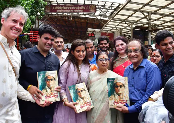 stock image MUMBAI INDIA JUNE 24 2023 Veteran singer and artist Usha Mangeshkar during a book presentation of Strokes of Harmony a coffee table book on paintings by her and the Mangeshkar family at Siddhivinayak Temple on June 24, 2023 in Mumbai, India 