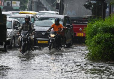 NEW DELHI INDIA 10 HAZİRAN 2023 Şiddetli yağmurların ardından şehir ITO Vikash Marg 'da 10 Temmuz 2023 tarihinde Hindistan' ın kuzeybatısında 40 yıllık şiddetli bir yağmur felaketine tanık oldu.