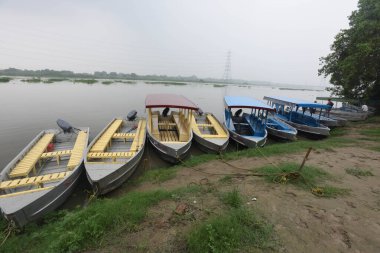 NEW DELHI INDIA 10 HAZİRAN 2023 Yamuna nehri kıyısında demirlemiş tekneler 10 Temmuz 2023 'te Yeni Delhi Hindistan' da Büyük olasılıkla Delhi 'deki Yamuna tehlike işaretini Salı günü geçecek. 