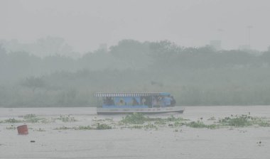 NEW DELHI INDIA 10 Temmuz 2023 Kurtarma ekibi 10 Temmuz 2023 tarihinde Yeni Delhi Hindistan 'da muson yağmurları sonrasında Yamuna nehrinde bir tekneye bindi. Delhi' deki Yamuna nehrinin su seviyesi yükseliyor ve 205 metre tehlike işaretini aşması bekleniyor.