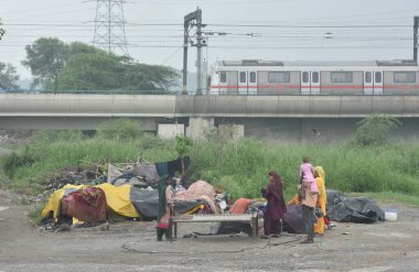 NEW DELHI INDIA 10 HAZİRAN 2023 ISBT nehri yakınındaki Yamuna nehri yakınlarında şiddetli muson yağmurları ve Yamuna nehri suyu 10 Temmuz 2023 'te Yeni Delhi Hindistan' da, Yeni Delhi 'de Yamuna nehrinin su seviyesi yükseliyor.