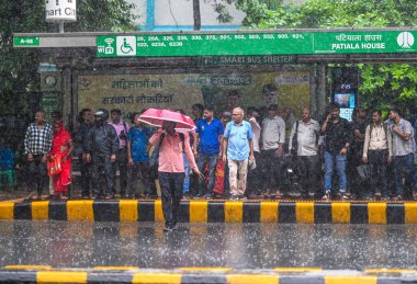 NEW DELHI INDIA 10 Temmuz 2023 Patiala Court 'taki otobüs durağında 10 Temmuz 2023' te Yeni Delhi 'de sağanak yağmurda Hindistan' ın kuzeybatısında 40 yıllık bir rekor kıran şiddetli bir yağmura tanık oldu. 