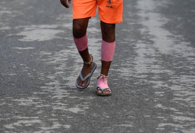 NoIDA INDIA 10 Temmuz 2023 Kanwariya, Ne 'den Ganga nehrinin kutsal su kanwarlarını taşıyan Hindu tanrısı Shiva' nın müritleri Noida Hindistan 'da 10 Temmuz 2023 tarihinde Kanwar Yatra 14A bölgesinde bulunan Kanwar Yatra sırasında Ganga Nehri' nden toplanan kutsal suyu taşır.