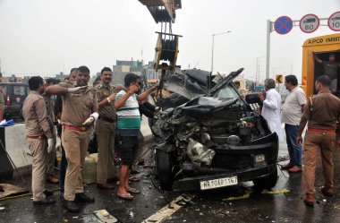 GHAZIABAD INDIA 11 Temmuz 2023 Gaziabad Polisi ve diğerleri, Vijay Na Otoyolu yakınlarındaki Delhi Meerut Otoyolu 'nda altı aile üyesinin öldüğü ve iki kişinin ağır yaralandığı bir otobüsün enkazına yakın kişiler.