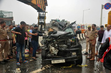 GHAZIABAD INDIA 11 Temmuz 2023 Gaziabad Polisi ve diğerleri, Vijay Na Otoyolu yakınlarındaki Delhi Meerut Otoyolu 'nda altı aile üyesinin öldüğü ve iki kişinin ağır yaralandığı bir otobüsün enkazına yakın kişiler.