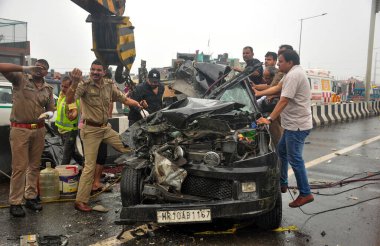 GHAZIABAD INDIA 11 Temmuz 2023 Gaziabad Polisi ve diğerleri, Vijay Na Otoyolu yakınlarındaki Delhi Meerut Otoyolu 'nda altı aile üyesinin öldüğü ve iki kişinin ağır yaralandığı bir otobüsün enkazına yakın kişiler.