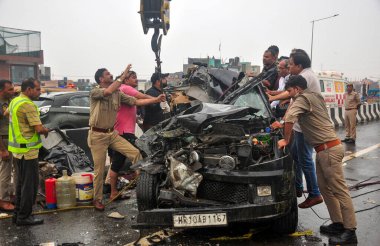 GHAZIABAD INDIA 11 Temmuz 2023 Gaziabad Polisi ve diğerleri, Vijay Na Otoyolu yakınlarındaki Delhi Meerut Otoyolu 'nda altı aile üyesinin öldüğü ve iki kişinin ağır yaralandığı bir otobüsün enkazına yakın kişiler.