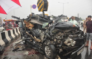 Gaziabad Hindistan 11 Temmuz 2023 Gaziabad Polisi ve diğerleri Vij yakınlarındaki Delhi Meerut Otoyolu 'nda bir ailenin 6 üyesinin öldüğü ve iki kişinin ağır yaralandığı bir otobüsün enkazına yakın kişiler.