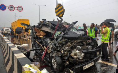 Gaziabad Hindistan 11 Temmuz 2023 Gaziabad Polisi ve diğerleri Vij yakınlarındaki Delhi Meerut Otoyolu 'nda bir ailenin 6 üyesinin öldüğü ve iki kişinin ağır yaralandığı bir otobüsün enkazına yakın kişiler.