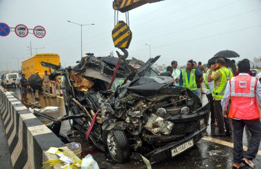 GHAZIABAD INDIA 11 Temmuz 2023 Gaziabad Polisi ve diğerleri, Vijay Na Otoyolu yakınlarındaki Delhi Meerut Otoyolu 'nda altı aile üyesinin öldüğü ve iki kişinin ağır yaralandığı bir otobüsün enkazına yakın kişiler.