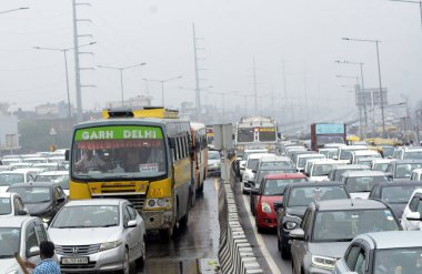 GHAZIABAD INDIA 11 Temmuz 2023 'te Delhi Meerut Otoyolu' ndaki trafik sıkışıklığı, bir ailenin 6 üyesinin öldüğü ve Vijay Nagar yakınlarındaki Delhi Meerut Otoyolu 'nda iki kişinin ağır şekilde yaralandığı otobüsün çarpması üzerine gerçekleşti.