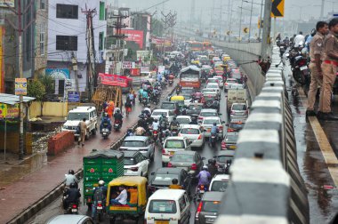 GHAZIABAD INDIA 11 Temmuz 2023 'te Delhi Meerut Otoyolu' ndaki trafik sıkışıklığı, bir ailenin 6 üyesinin öldüğü ve Vijay Nagar yakınlarındaki Delhi Meerut Otoyolu 'nda iki kişinin ağır şekilde yaralandığı otobüsün çarpması üzerine gerçekleşti.