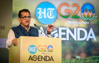 NEW DELHI INDIA 11 Temmuz 2023 Hindistanlı G20 Sherpa Amitabh Kant SDGS ve Global Biyoyakıt hakkında özel bir konuşma yaparken HT G20 Gündeminde Sangri La Eros Janpath 'da 11 Temmuz 2023 tarihinde Yeni Delhi Hindistan' da Raj K Hindustan
