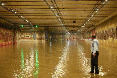 NEW DELHI INDIA 11 Temmuz 2023 Pragati Meydan Tüneli 'nde bulunan ve 11 Temmuz 2023 tarihinde Yeni Delhi Hindistan' da araç yolculuğu için kapatılan suyun görüntüsü Hindistan 'ın kuzeybatısında şiddetli bir yağmur fırtınasına tanık oldu.