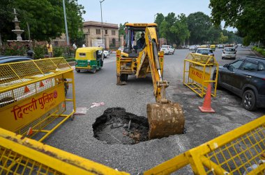 NEW DELHI INDIA 11 HAZİRAN 2023 Yolun bir kısmı 11 Temmuz 2023 'te Hindistan Kapısı yakınlarındaki C Hexagon' da Hindistan 'ın Yeni Delhi kapısında yağmurun 40 yıllık bir rekoru kırdığına şahit oldu.