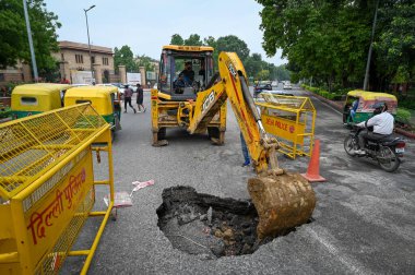 NEW DELHI INDIA 11 HAZİRAN 2023 Yolun bir kısmı 11 Temmuz 2023 'te Hindistan Kapısı yakınlarındaki C Hexagon' da Hindistan 'ın Yeni Delhi kapısında yağmurun 40 yıllık bir rekoru kırdığına şahit oldu.