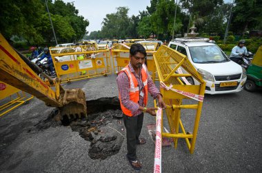 NEW DELHI INDIA 11 HAZİRAN 2023 Yolun bir kısmı 11 Temmuz 2023 'te Hindistan Kapısı yakınlarındaki C Hexagon' da Hindistan 'ın Yeni Delhi kapısında yağmurun 40 yıllık bir rekoru kırdığına şahit oldu.