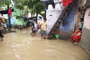 NEW DELHI INDIA 11 Temmuz 2023 su manzarası Yamuna Ghat rezidansından sonra 11 Temmuz 2023 'te Yeni Delhi Hindistan' da Hindistan Meteoroloji Bölümü IMDon Salı günü Delhi 'de Yamuna Nehri' nde turuncu alarm verdi.