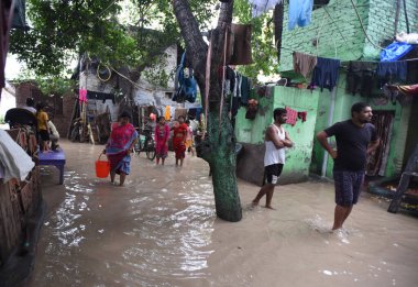 NEW DELHI INDIA 11 Temmuz 2023 su manzarası Yamuna Ghat rezidansından sonra 11 Temmuz 2023 'te Yeni Delhi Hindistan' da Hindistan Meteoroloji Bölümü IMDon Salı günü Delhi 'de Yamuna Nehri' nde turuncu alarm verdi.