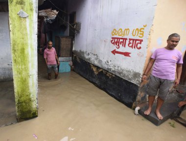 NEW DELHI INDIA 11 Temmuz 2023 su manzarası Yamuna Ghat rezidansından sonra 11 Temmuz 2023 'te Yeni Delhi Hindistan' da Hindistan Meteoroloji Bölümü IMDon Salı günü Delhi 'de Yamuna Nehri' nde turuncu alarm verdi.