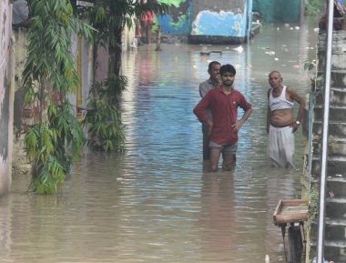 NEW DELHI INDIA 11 Temmuz 2023 Yamuna su seviyesi yüksek Hindistan Meteoroloji Departmanı IMD 'nin Salı günü Delhi' de Yamuna Nehri 'nde turuncu alarm yayınlaması sonrasında Jamuna Ghat' in mesken alanına bir su manzarası girdi