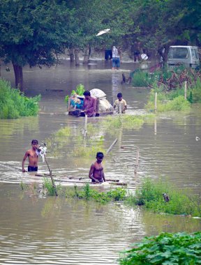 NEW DELHI INDIA 11 HAZİRAN 2023 Yamuna nehri etrafındaki alçak bölgelerden insanlar eşyalarını Mayur Vihar Faz 1 'e taşınırken 11 Temmuz 2023' te Yeni Delhi Hindistan 'da Sanjeev Verma Hindustan Times tarafından çekilmiştir.