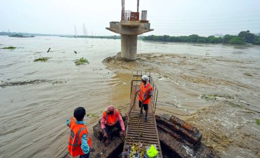 NEW DELHI INDIA 11 Temmuz 2023 Şaşkın Yamuna nehri Eski Yamuna Köprüsü Loha Pulon 11 Temmuz 2023 'te Yeni Delhi Hindistan' da Sanjeev Verma Hindustan Times tarafından çekilen fotoğraf