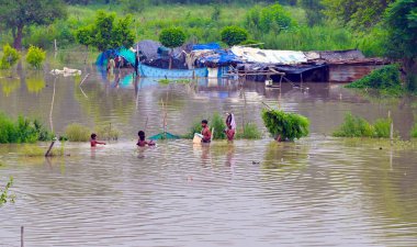 NEW DELHI INDIA 11 HAZİRAN 2023 Yamuna nehri etrafındaki alçak bölgelerden insanlar eşyalarını Mayur Vihar Faz 1 'e taşınırken 11 Temmuz 2023' te Yeni Delhi Hindistan 'da Sanjeev Verma Hindustan Times tarafından çekilmiştir.