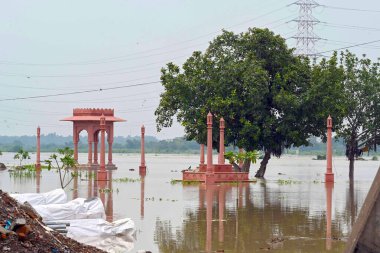 NEW DELHI INDIA 11 HAZİRAN 2023 New Ghat Qudsia Ghatsu manzarası 11 Temmuz 2023 'te ISBT köprüsü yakınlarındaki Yamuna Nehri' nde Sanjeev Verma Hindustan Times tarafından çekilmiştir.