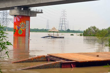 NEW DELHI INDIA 11 HAZİRAN 2023 New Ghat Qudsia Ghatsu manzarası 11 Temmuz 2023 'te ISBT köprüsü yakınlarındaki Yamuna Nehri' nde Sanjeev Verma Hindustan Times tarafından çekilmiştir.