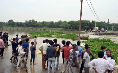 NEW DELHI INDIA 11 HAZİRAN 2023 Yamuna nehir suyu tarafından 11 Temmuz 2023 'te Yeni Delhi Hindistan Fotoğrafı Sanjeev Verma Hindustan Times