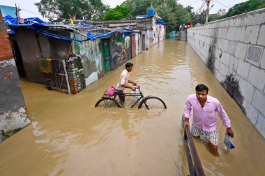 NEW DELHI INDIA 11 HAZİRAN 2023 Yerel halk 11 Temmuz 2023 'te Yeni Delhi Hindistan Fotoğrafı: Sanjeev Verma Hindustan Times