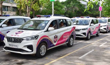 MUMBAI INDIA 11 Temmuz 2023 Mumbai Polis Komiseri Vivek Phansalkar ve Mumbai Polis Özel Komiseri Deven Bharti Nirbhaya Mangası bayrağının açılışı sırasında Nirbhaya ve Polis Aracı 'nı Na' daki tüm polis karakollarına götürdüler.