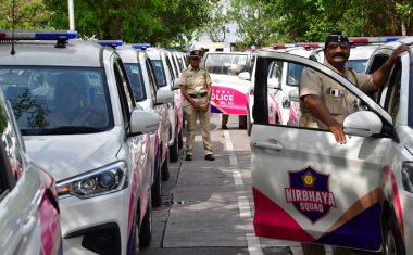 MUMBAI INDIA 11 Temmuz 2023 Mumbai Polis Komiseri Vivek Phansalkar ve Mumbai Polis Özel Komiseri Deven Bharti Nirbhaya Mangası bayrağının açılışı sırasında Nirbhaya ve Polis Aracı 'nı Na' daki tüm polis karakollarına götürdüler.