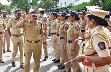 MUMBAI INDIA 11 Temmuz 2023 Mumbai Polis Komiseri Vivek Phansalkar ve Mumbai Polis Özel Komiseri Deven Bharti Nirbhaya Mangası bayrağının açılışı sırasında Nirbhaya ve Polis Aracı 'nı Na' daki tüm polis karakollarına götürdüler.
