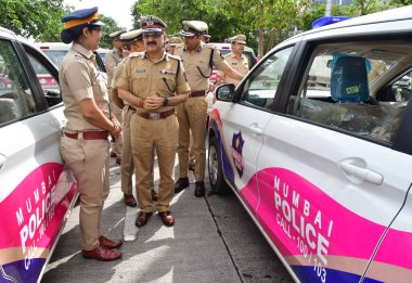 MUMBAI INDIA 11 Temmuz 2023 Mumbai Polis Komiseri Vivek Phansalkar ve Mumbai Polis Özel Komiseri Deven Bharti Nirbhaya Mangası bayrağının açılışı sırasında Nirbhaya ve Polis Aracı 'nı Na' daki tüm polis karakollarına götürdüler.