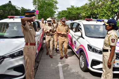 MUMBAI INDIA 11 Temmuz 2023 Mumbai Polis Komiseri Vivek Phansalkar ve Mumbai Polis Özel Komiseri Deven Bharti Nirbhaya Mangası bayrağının açılışı sırasında Nirbhaya ve Polis Aracı 'nı Na' daki tüm polis karakollarına götürdüler.