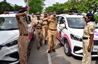 MUMBAI INDIA 11 Temmuz 2023 Mumbai Polis Komiseri Vivek Phansalkar ve Mumbai Polis Özel Komiseri Deven Bharti Nirbhaya Mangası bayrağının açılışı sırasında Nirbhaya ve Polis Aracı 'nı Na' daki tüm polis karakollarına götürdüler.