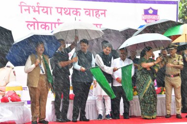 MUMBAI INDIA 11 Temmuz 2023 Maharashtra Milletvekili Devendra Fadnavis, Nirbhaya Mangası bayrağı kapalı töreninde diğer bakanlarla birlikte 11 Temmuz 2023 'te Nariman Point' teki tüm polis karakollarına nakledildi.