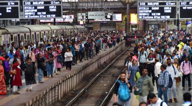 MUMBAI INDIA 11 Temmuz 2023 Dünya Nüfus Günü 2023 tarihinde CSMT 'de yerel bir trene binmek için bir platformda bekleyenler her yıl 11 Temmuz' da Hindistan Dünya Nüfus Günü 'nde gözlemlenen ve her yıl