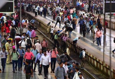 MUMBAI INDIA 11 Temmuz 2023 Dünya Nüfus Günü 2023 tarihinde CSMT 'de yerel bir trene binmek için bir platformda bekleyenler her yıl 11 Temmuz' da Hindistan Dünya Nüfus Günü 'nde gözlemlenen ve her yıl