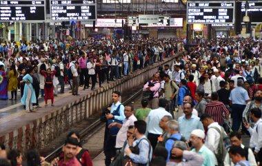 MUMBAI INDIA 11 Temmuz 2023 Dünya Nüfus Günü 2023 tarihinde CSMT 'de yerel bir trene binmek için bir platformda bekleyenler her yıl 11 Temmuz' da Hindistan Dünya Nüfus Günü 'nde gözlemlenen ve her yıl