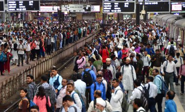 MUMBAI INDIA 11 Temmuz 2023 Dünya Nüfus Günü 2023 tarihinde CSMT 'de yerel bir trene binmek için bir platformda bekleyenler her yıl 11 Temmuz' da Hindistan Dünya Nüfus Günü 'nde gözlemlenen ve her yıl