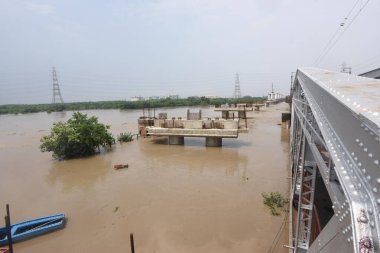 NEW DELHI INDIA 12 Temmuz 2023 Yükselen su seviyesi Demir Köprü 'deki Yamuna Nehri Eski Demiryolu Köprüsü 12 Temmuz 2023' te Yeni Delhi Hindistan Fotoğrafı: Sonu Mehta Hindustan